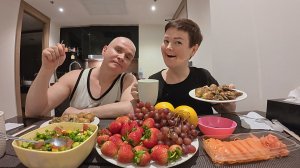 Мукбанг пойдём ПОЖРЁМ в Таиланде! ЗВЕРСКИЙ аппетит, смели ВСЁ! Странная КЛУБНИКА и ВКУСНЫЙ ужин