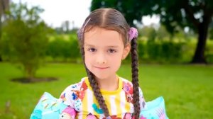 Настя и папа показывают детям правила безопасности в бассейне [get.gt]