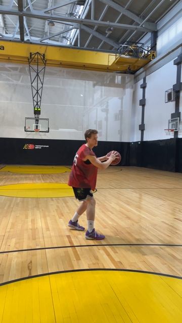 Когда первый раз получил мяч, но тут появляются они… 😅 смотреть онлайн