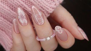Нюдовый маникюр со снежинками, стемпинг дизайн (обычный лак)