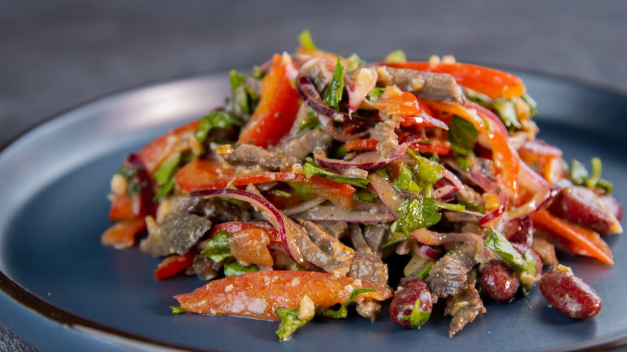 Идеальный салат на новогодний стол. Праздничный салат "Тбилиси" с говядиной и фасолью. смотреть онлайн