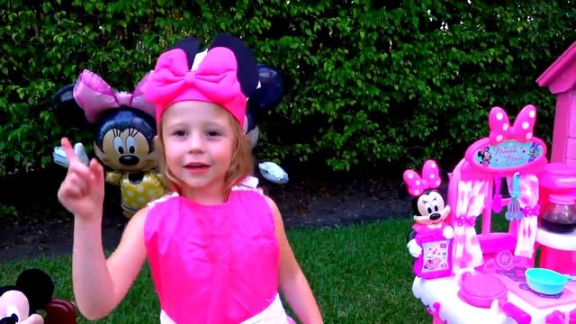 Настя_ждёт_Микки_и_Минни_Маус_и_готовит_на_детской_игровой_кухне