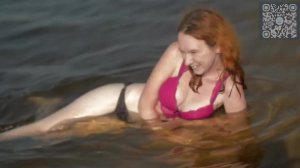 Молодая и красивая девушка на пляже. Эротика .