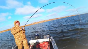 Я НЕ МОГУ ЕГО ВЫТАЩИТЬ! МОЖЕТ ЭТО ОСЁТР?! УДОЧКУ ВЫРЫВАЕТ ИЗ РУК! НА РЫБАЛКУ С ЖЕНОЙ. Зимняя рыбалка