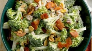 Салат из брокколи.