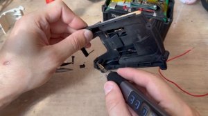 Оторвало саморез из пластикового корпуса. Использовал простой способ и теперь он держится надёжно