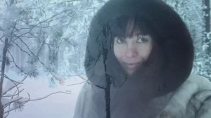 Снежинки кружатся в ночи