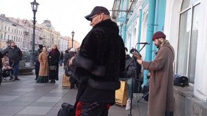 ТАНЦОР МАЙКЛ ПОДДЕРЖАЛ УЛИЧНЫХ МУЗЫКАНТОВ