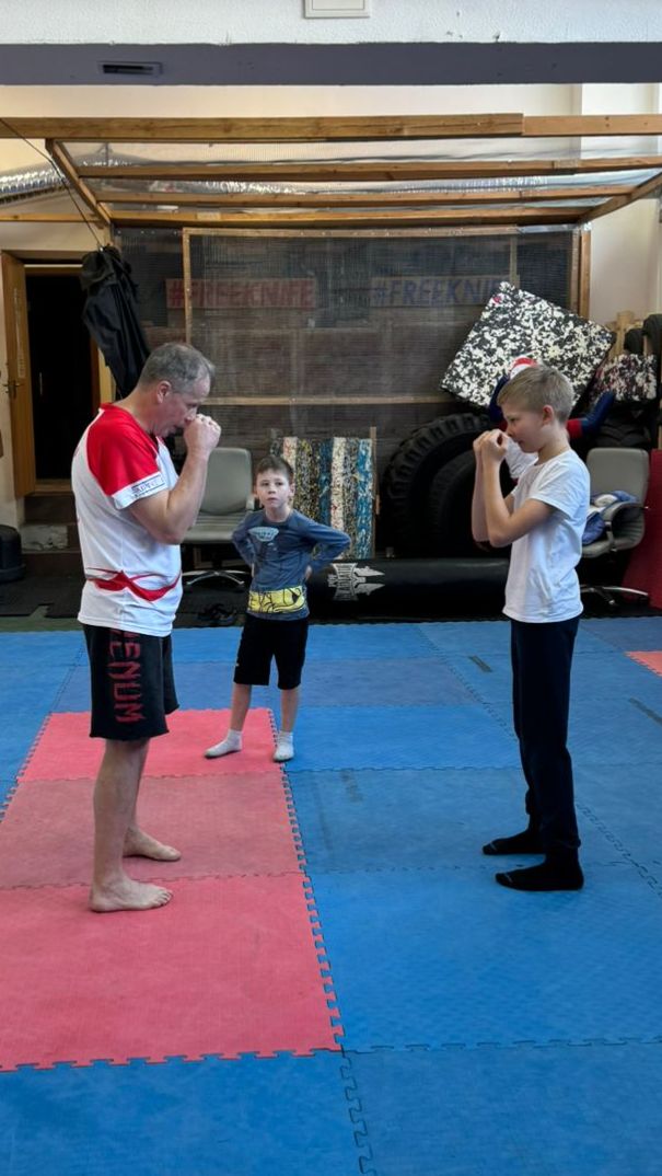 Тренировка по рукопашному бою для ребенка: Экстремальные развлечения Агентства Экстрима АХАА смотреть онлайн