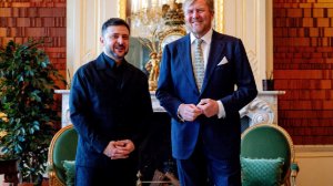 Переводчики дважды перепутали РФ и Украину во время визита Зеленского в Гаагу