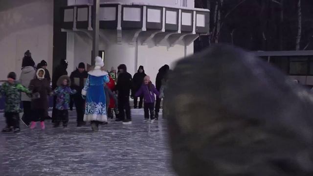 (16.12.2025) В Комсомольске начал работу первый в этом сезоне бесплатный каток под открытым небо