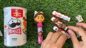 Самые популярные конфеты ASMR, несколько партий разноцветных радужных леденцов на палочке, распаковк