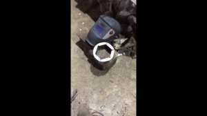 ХИТАЧИ 470 откручиваем гайку гидроцилиндра при помощи супер ключа и какой то матери!