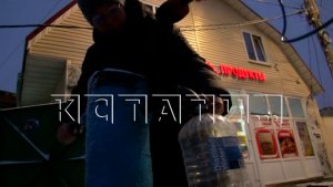 Жители улицы Чкалова ходят за водой на колонку из‑за того, что аптека перекрыла им воду