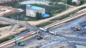 Большой проект. Бульдозер Shantui засыпает озеро камнем.