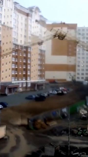 Момент падения крана и крановщицы в Кемерово 21.05.2015 смотреть онлайн