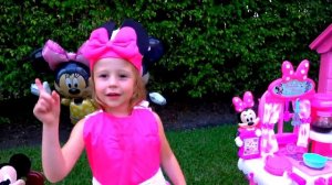 Настя_ждёт_Микки_и_Минни_Маус_и_готовит_на_детской_игровой_кухне (1)