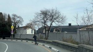 Ялта. Ул. Коммунаров, от ост.Н.Таксопарк до Володарского ул. Колоннада. 22.11.25. Крым. Crimea.Yalta