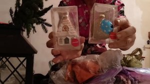 Забытая новогодняя корзина и новогодний декор.