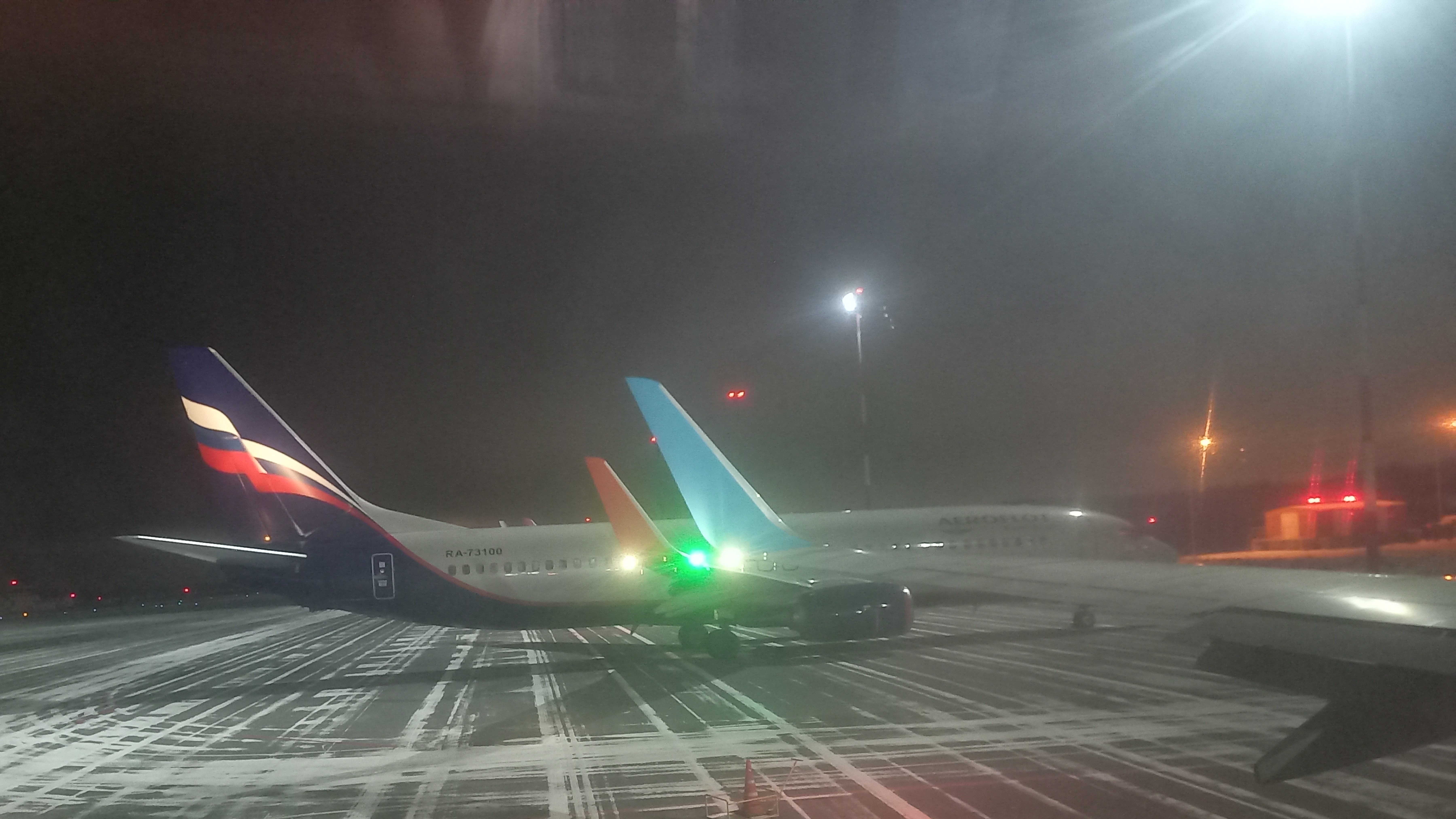 Боинг 737-800 садится в ночи