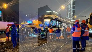 Трамвай насмерть сбил человека на севере Москвы