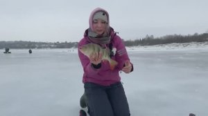 ОГРОМНЫЕ ОКУНИ И ЛЕЩИ НА БАЛАНСИР! Это была БЕШЕНАЯ РЫБАЛКА😱 Клев как по последнему льду!