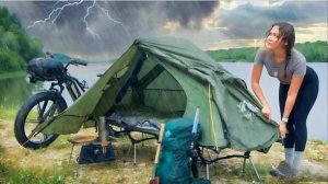 Экстремальный кемпинг в дождь, в маленькой палатке.