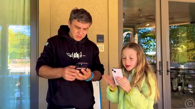 Настя и робот-уборщик [get.gt]