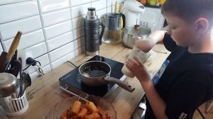 Не сынок, а золото/ Я так не умею/ Готовит для папы