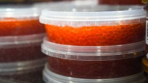 Россияне покупают по полкило красной икры в 2025 году