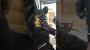 ПДН выталкивает из Гимназии 16 через рамку.mp4