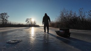 ЩЕДРЫЙ ПЕРВЫЙ ЛЁД!МАЛАЯ РЕКА ПОДАРИЛА ТРОФЕЙ! Открыл сезон твердой воды!