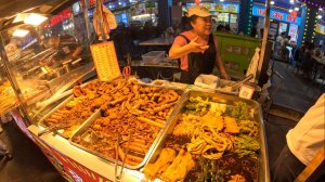 Ночная улица еды и ночной рынок в Санья, Хайнань. Обзор улицы еды в Санья.