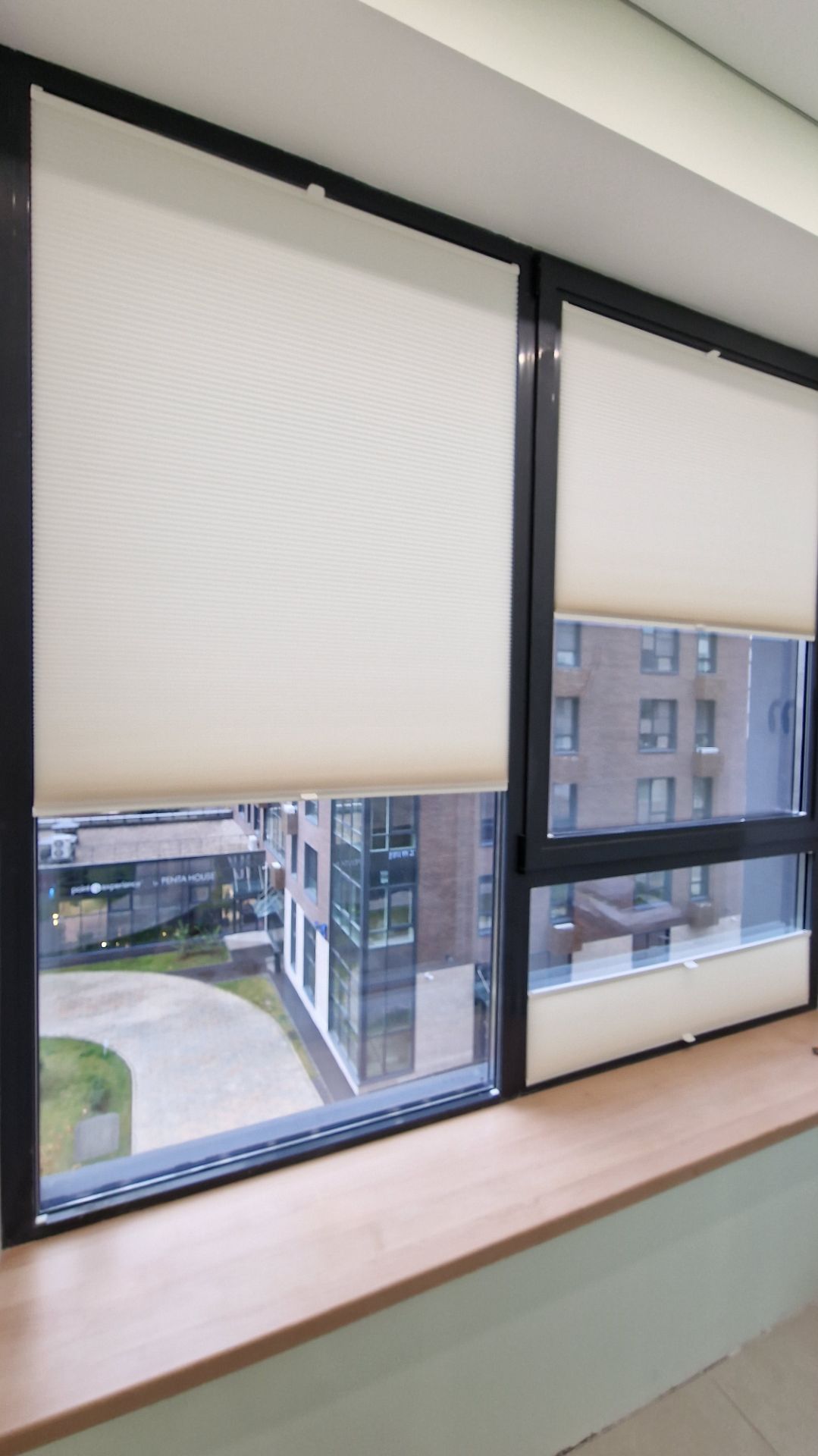 Шторы Гофре (двойные плиссе) вверх-вниз на каждую секцию отдельно. Ткань Капри белый.