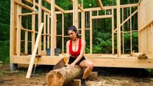 Девушку выгнал муж и она решила построить свой собственный дом в одиночку.