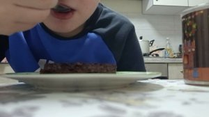 Пробую пирожоно×2 в микроволновке