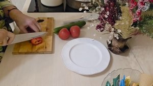 фкусная минутка- правильный рис,свнина и лук объеденье, да со свежими овощами ШИКАРДОС!