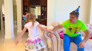 Настя придумывает игры для малыша [get.gt]