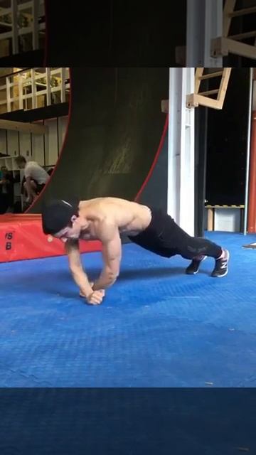 Не каждый сможет повторить такие отжимания