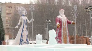 Что с лицами? В Нижневартовске снова обсуждают фигуры Деда Мороза и Снегурочки