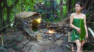 Хрупкая девушка строит кемпинг и выживает в дикой природе. Добывает себе пропитание.