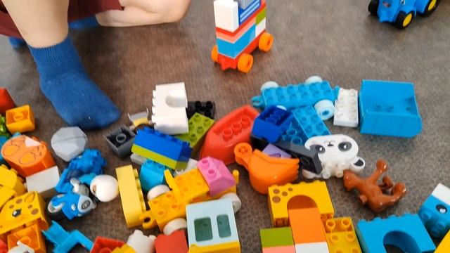 Синий Трактор и заправка на колёсах из конструктора смотреть онлайн