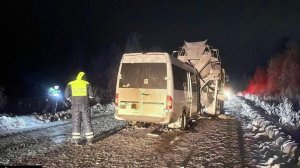 Микроавтобус с работниками местного предприятия столкнулся с бетоновозом в Иркутской области