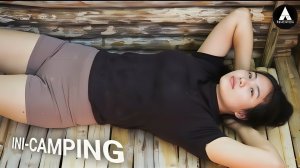 Красивая девушка строит хижину под землей и готовит ужин. Бушкрафт