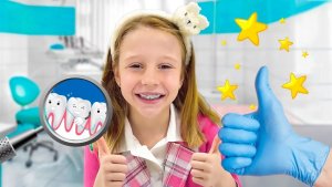 Настя показывает детям как важно носить брекеты