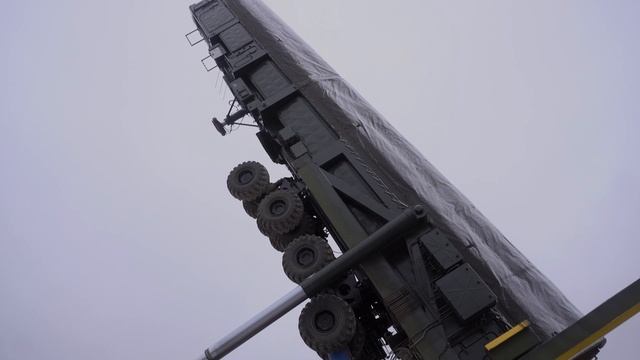 Ракетный комплекс"Ярс.  Загрузка в пусковую шахту