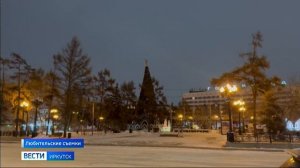 Сильный ветер немного наклонил главную елку Иркутска в сквере Кирова