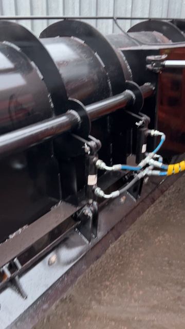 КДМ на базе КамАЗ-6520 с пескоразбрасывающим оборудованием и отвалом комбинированным от завода