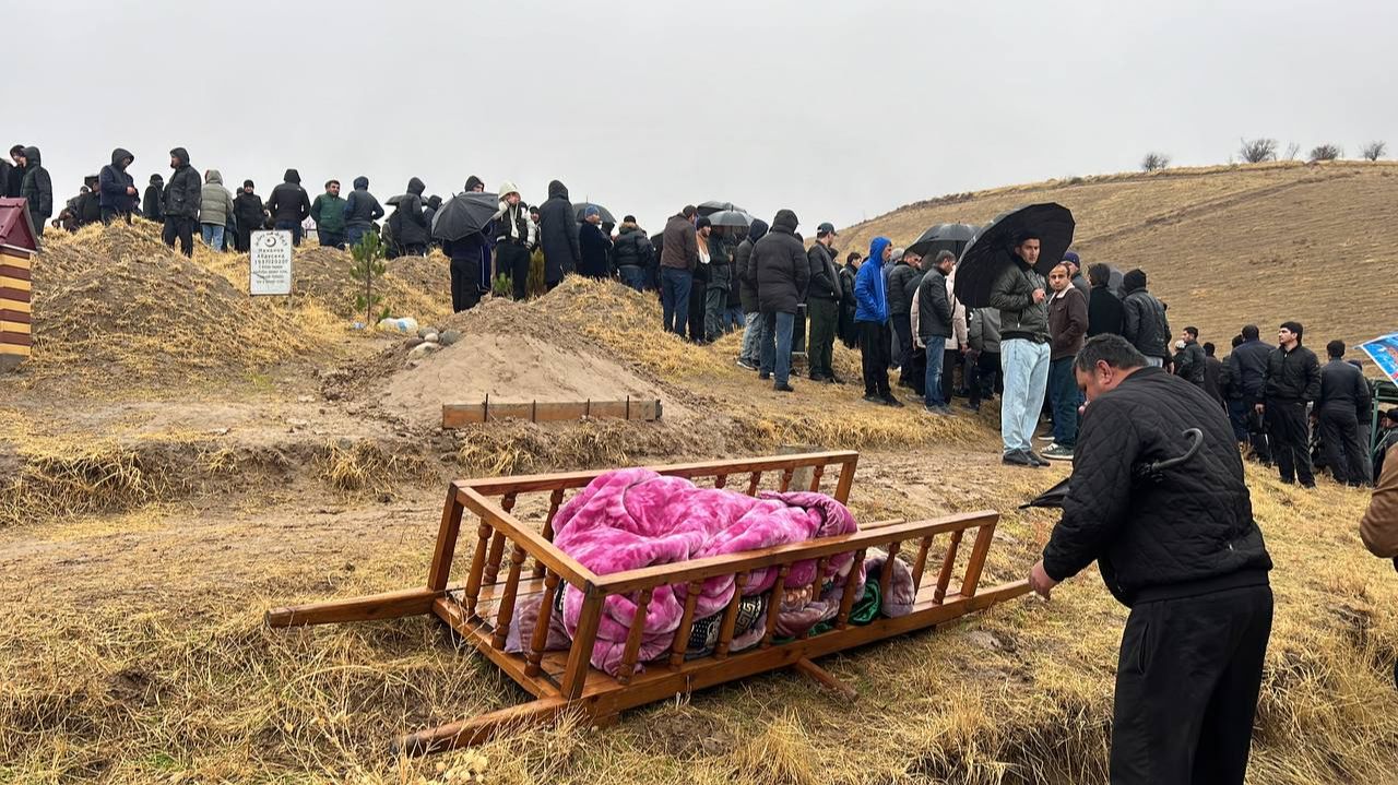 10-летнего Кобилджона похоронили. Тело убитого мальчика предали земле на кладбище в Шахринаве.