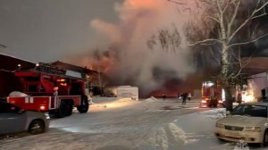 В Новосибирске загорелся склад на площади 2200 кв. м